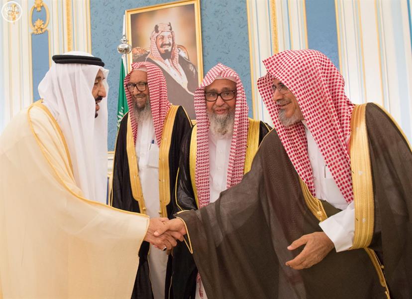 بالصور.. خادم الحرمين يستقبل عدد من الأمراء ومفتي عام المملكة وجموعاً من المواطنين