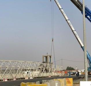 بتكلفة 1.8 مليون ريال.. تركيب جسر للمشاة بمحافظة الليث 