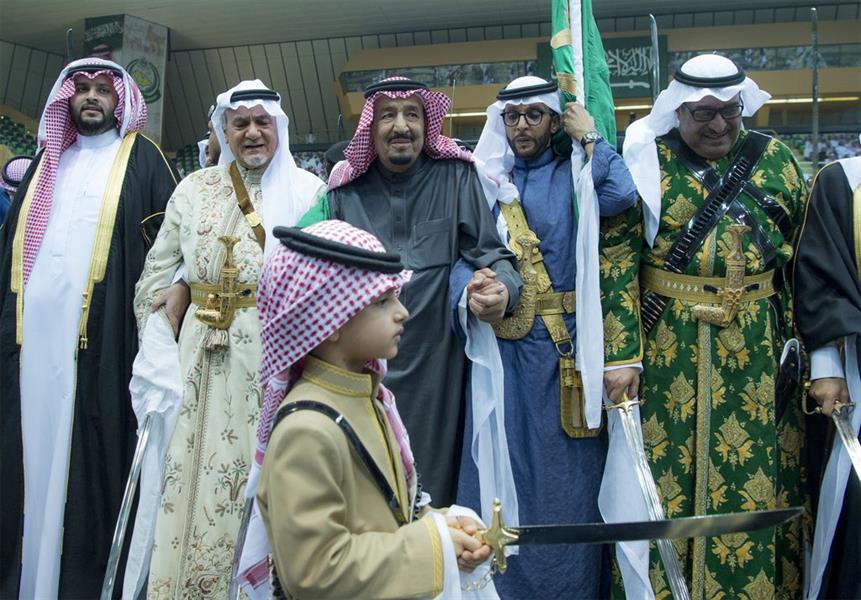 شاهد.. خادم الحرمين يشرّف حفل العرضة السعودية بـ