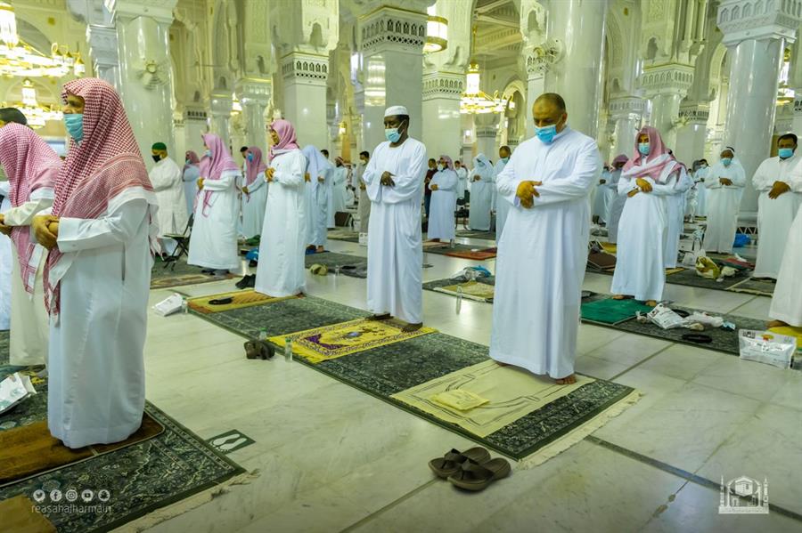 المصلون يشهدون ختم القرآن بالحرمين الشريفين وسط أجواء روحانية المصلون يشهدون ختم القرآن بالحرمين الشريفين وسط أجواء روحانية