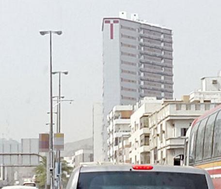 بناية أخرى يعلوها الصليب على طريق المدينة