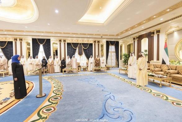 بالصور.. وزيرة السعادة الإماراتية ترتدي قلادة تحمل كلمة بالصور.. وزيرة السعادة الإماراتية ترتدي قلادة تحمل كلمة