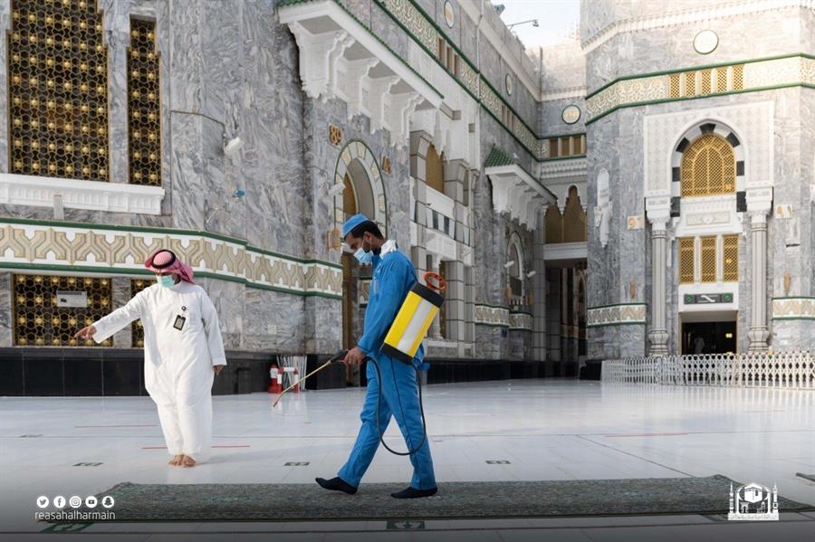 Brush the west square of the Great Mosque and take note of the complete preparations of the service departments 