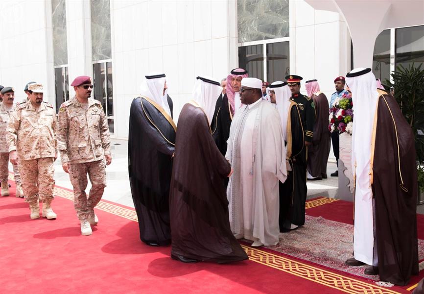 بالصور.. خادم الحرمين يستقبل الرئيس الجابوني ويعقد معه جلسة مباحثات