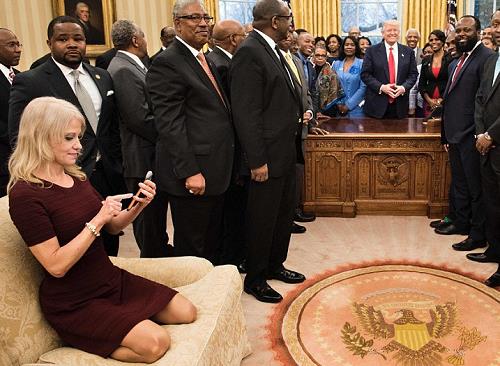 تصرفات مستشارة ترمب الغريبة في لقاء رسمي تثير انتقادات واسعة تصرفات مستشارة ترمب الغريبة في لقاء رسمي تثير انتقادات واسعة