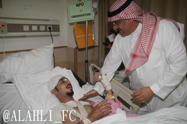 زيارة مناصر الاهلي المصاب عبدالعزيز الزهراني