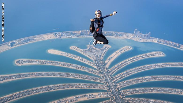 بولندية تستعرض مهاراته راقصة على ارتفاع ‏‏14ألف قدم فوق 