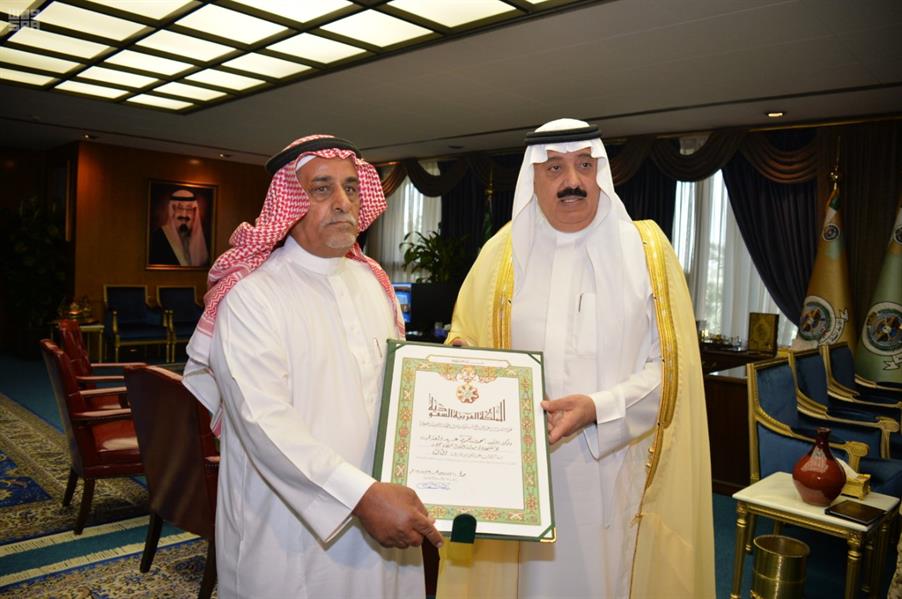 بالصور.. وزير الحرس الوطني يقلد ذوي شهداء الواجب وسام الملك عبدالعزيز