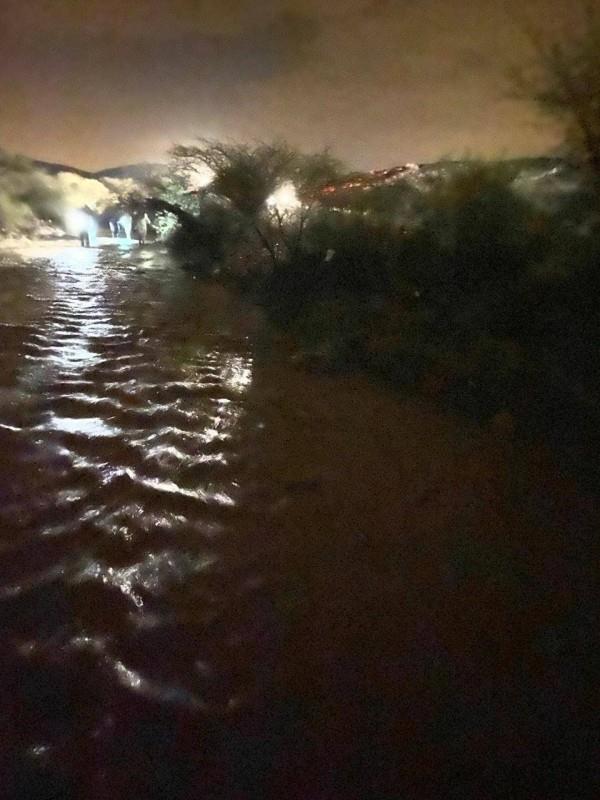 سيل يجرف مركبة بداخلها أسرة بعسير.. ووفاة الأب وإنقاذ باقي أفراد العائلة