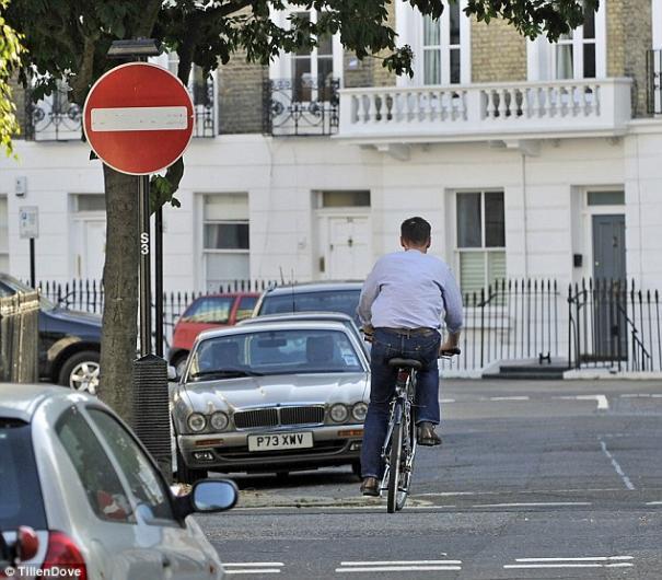 وزير بريطاني يكسر اشارة المرور بدراجة فيدفع 3000 دولار غرامة