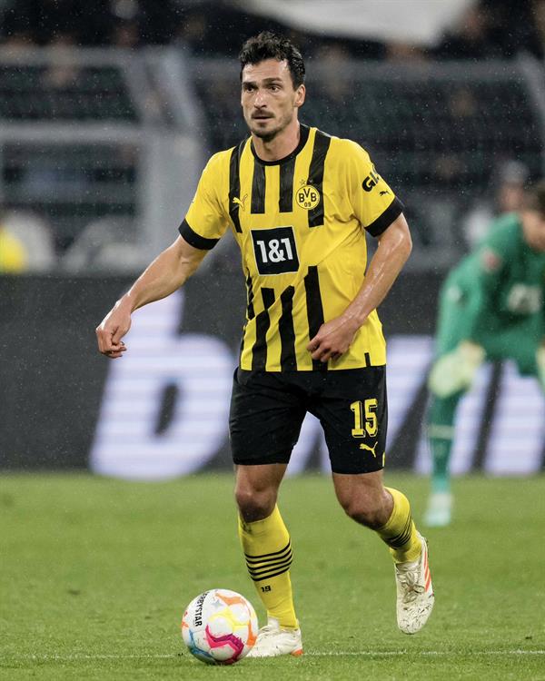 دورتموند يعتلي صدارة الدوري الألماني برباعية أمام آينتراخت