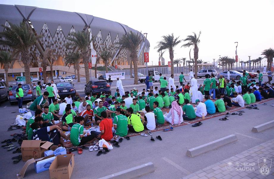 شاهد.. جمهور الأهلي يقيم مأدبة إفطار عن شهداء الواجب قبل مباراة الرائد شاهد.. جمهور الأهلي يقيم مأدبة إفطار عن شهداء الواجب قبل مباراة الرائد