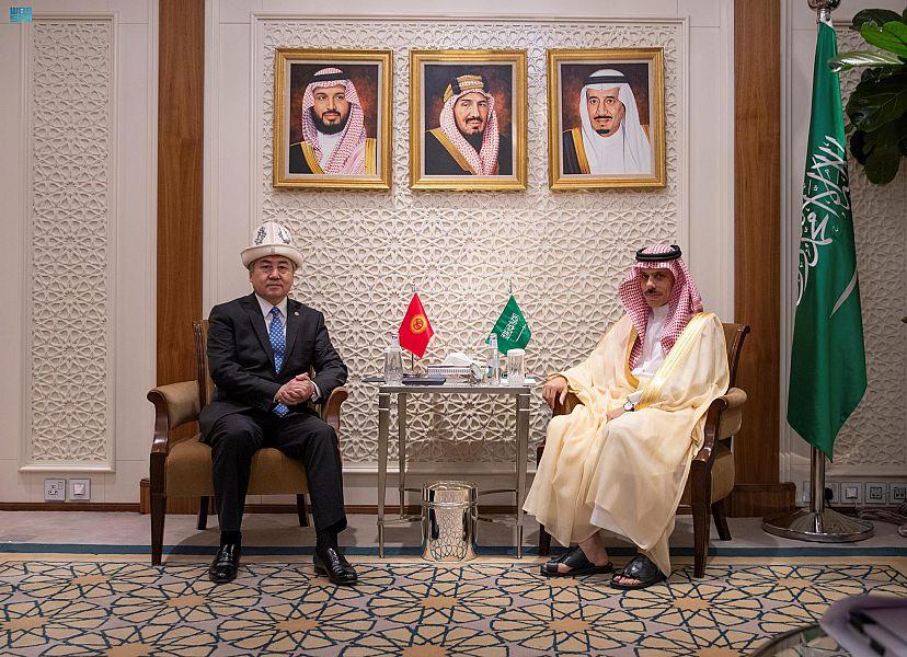 خادم الحرمين الشريفين يتلقى رسالة خطية من رئيس جمهورية قرغيزستان