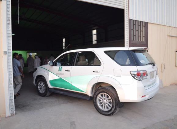 حملة وزارة التجارة لدى مداهمة المصنع