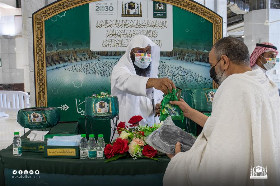 احتفالًا باليوم الوطني.. توزيع الهدايا على قاصدي المسجد الحرام