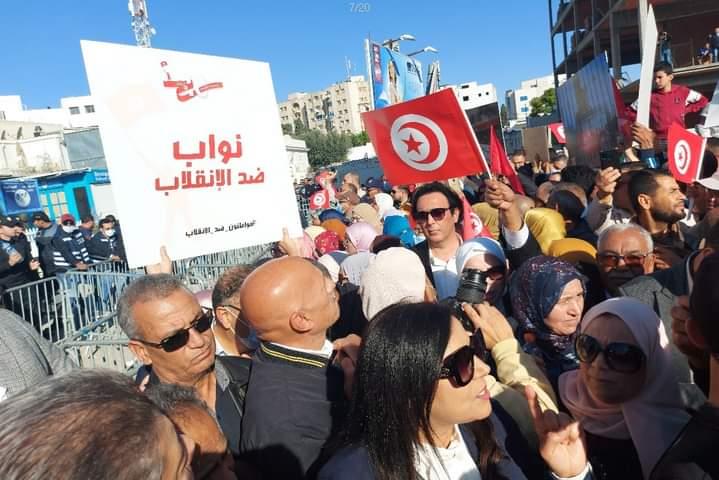 تونس.. متظاهرون ضد قرارات الرئيس يحاولون اختراق حواجز الأمن