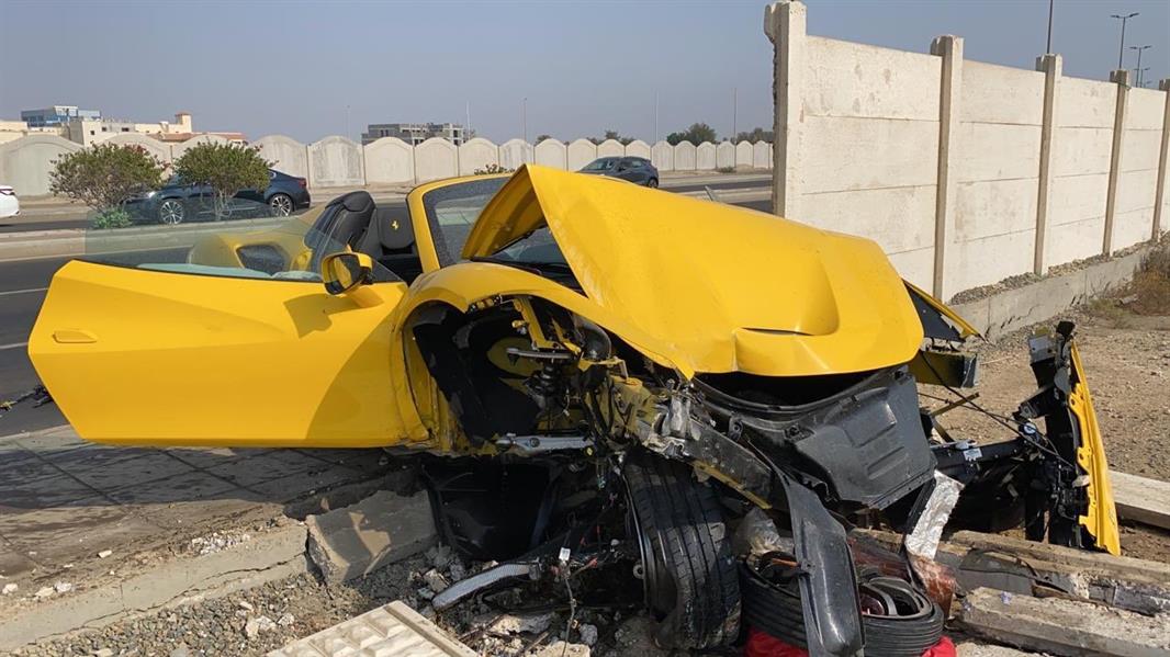 أخبار 24 تعرض إعلامي لحادث اصطدام أثناء تجربته لسيارة فيراري 2020 صور
