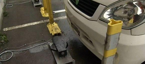 صورة لعملية شحن السيارة لاسلكيا