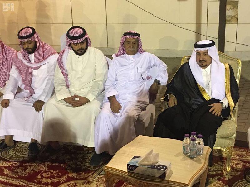 الأمير فيصل بن بندر يقدم العزاء لأسرة محمد بن هلال المطيري - رحمه الله - الأمير فيصل بن بندر يقدم العزاء لأسرة محمد بن هلال المطيري - رحمه الله -
