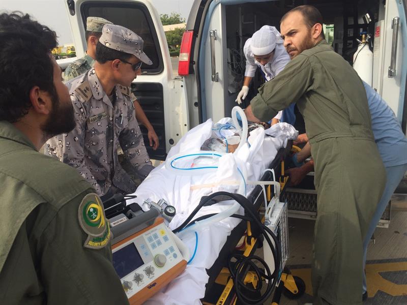 محمد بن نايف يوجّه بطائرة خاصة لنقل جندي مصاب بالحدود لعلاجه بالرياض (صور) محمد بن نايف يوجّه بطائرة خاصة لنقل جندي مصاب بالحدود لعلاجه بالرياض (صور)