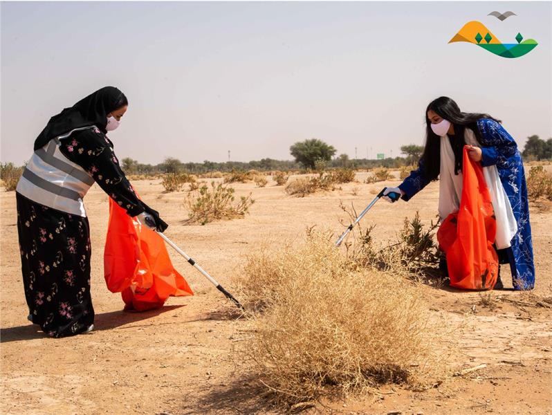 نثر بذور النباتات المحلية بمحمية الإمام عبد العزيز الملكية  