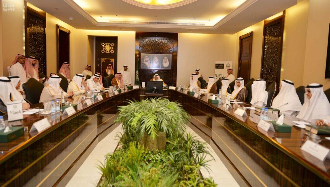 خالد الفيصل يوقّع عقد تطوير الواجهة الجنوبية للمطار الجديد