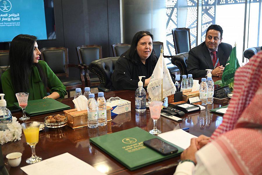 السفير آل جابر يلتقي وفدَ مكتب الأمم المتحدة لخدمات المشاريع بالرياض  