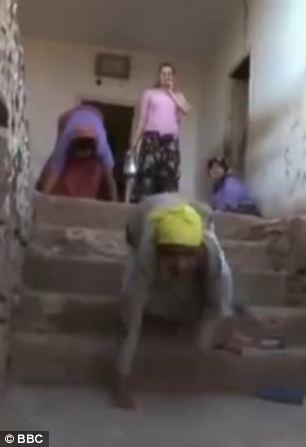 عائلة تركية تسير على أربع