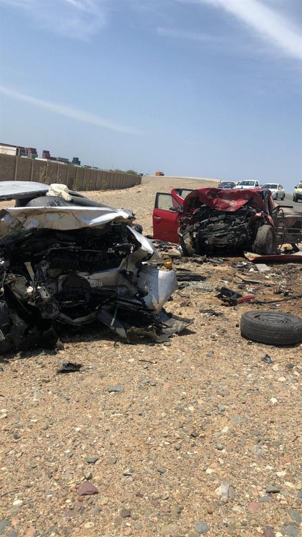 تصادم بين سيارتين 