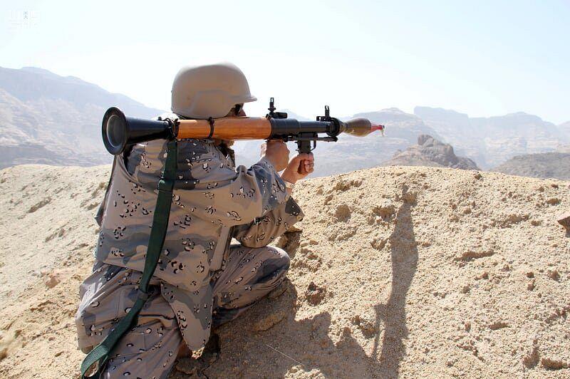 بيدٍ على السلاح.. صور توثق يوميات المرابطين بالحد الجنوبي قبيل وقت الإفطار