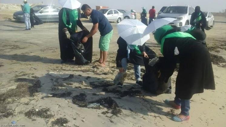 بالصور.. 100 فلبيني يتطوعون لتنظيف شاطئ العقير بالأحساء
