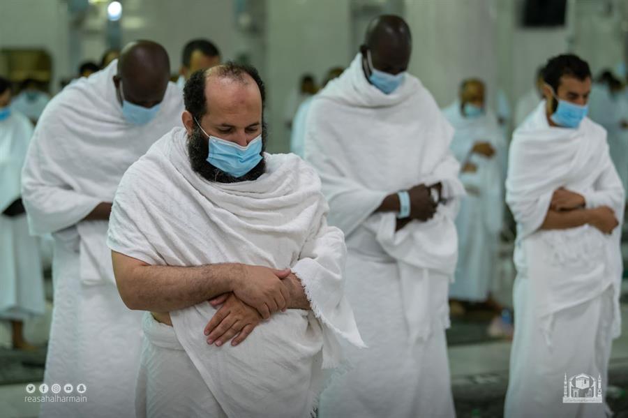 المصلون يشهدون ختم القرآن بالحرمين الشريفين وسط أجواء روحانية المصلون يشهدون ختم القرآن بالحرمين الشريفين وسط أجواء روحانية