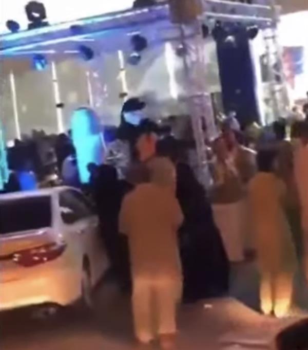 شاهد.. تجمع مُخالف لمشاهدة فقرات ترفيهية أمام أحد المراكز التجارية بالرياض 
