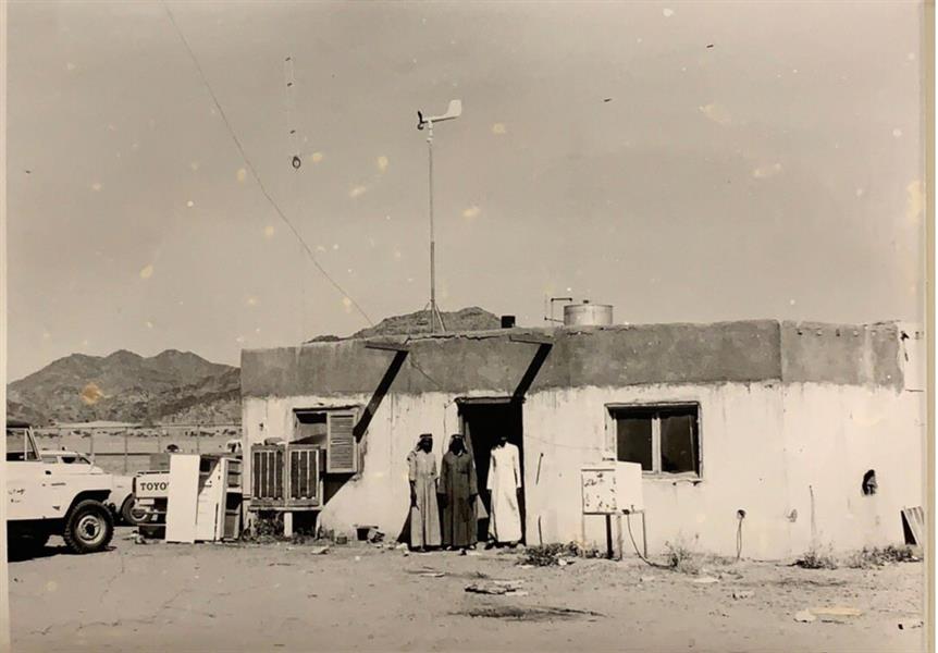 صورتان تعكسان بدايات العمل الأرصادي في المملكة قبل أكثر من 60 عاماً