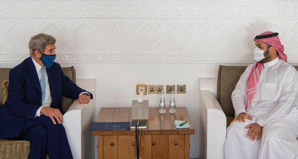 ولي العهد يلتقي المبعوث الأمريكي لشؤون المناخ جون كيري 