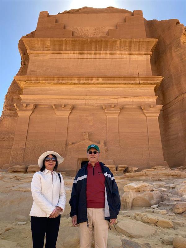 سفير اليابان وزوجته يتجولان في العلا