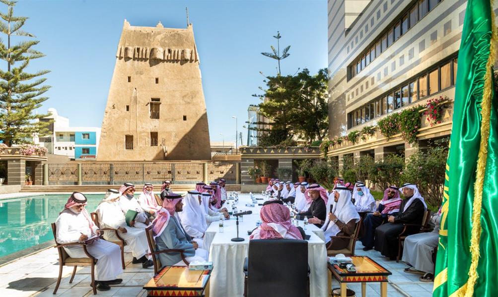 أمير عسير يستعرض المستقبل السياحي للمنطقة مع رجال أعمال من مكة المكرمة