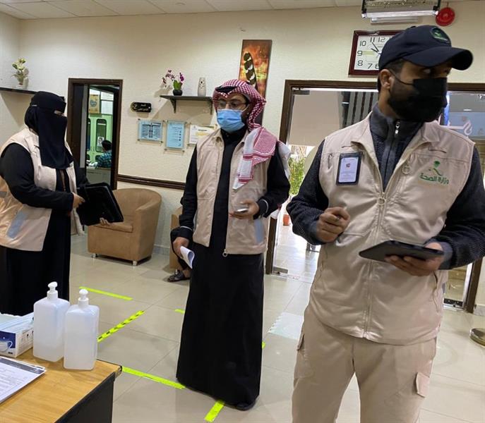 فرق "الصحة" تواصل جولاتها بالمناطق لضبط مُخالفي الإجراءات الاحترازية فرق "الصحة" تواصل جولاتها بالمناطق لضبط مُخالفي الإجراءات الاحترازية