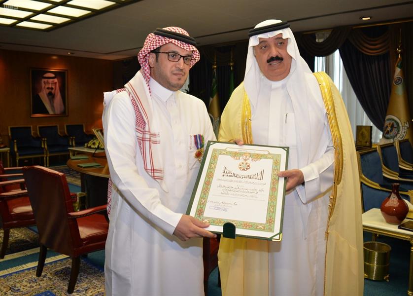 بالصور.. وزير الحرس الوطني يقلد ذوي شهداء الواجب وسام الملك عبدالعزيز