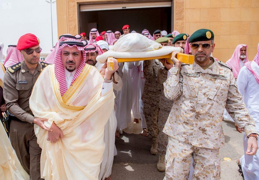 أمير القصيم يؤدي صلاة الميت على شهيد الواجب المظيبري