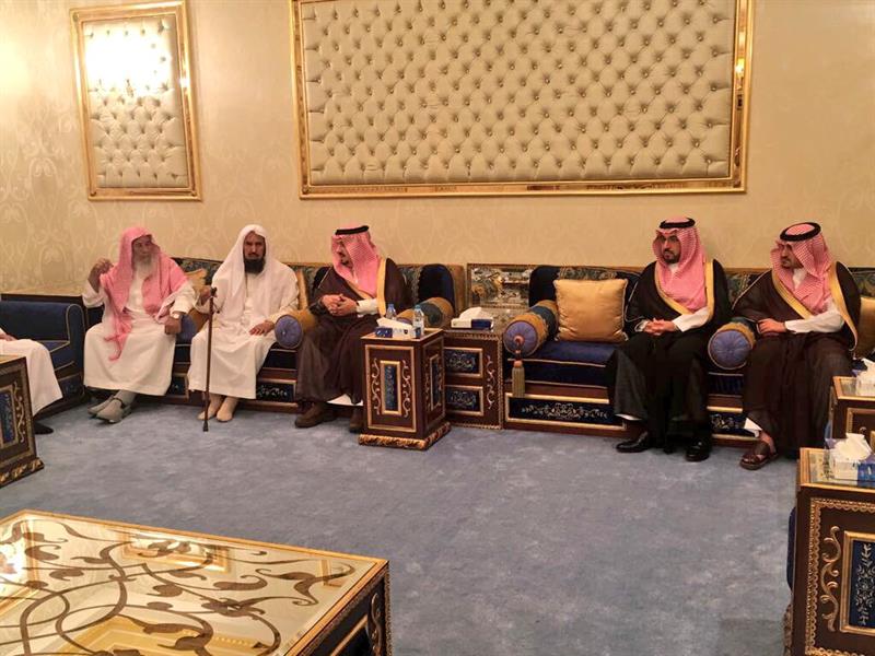 أمير الرياض يعزي أسرة آل حزيم الدوسري في المتوفين بحادثة الحريق أمير الرياض يعزي أسرة آل حزيم الدوسري في المتوفين بحادثة الحريق