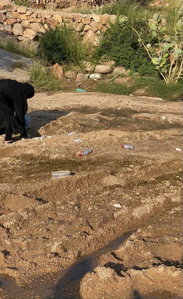 مواطنة تبادر بجمع النفايات التي يتركها الزوار بأحد المنتزهات بمكة مواطنة تبادر بجمع النفايات التي يتركها الزوار بأحد المنتزهات بمكة