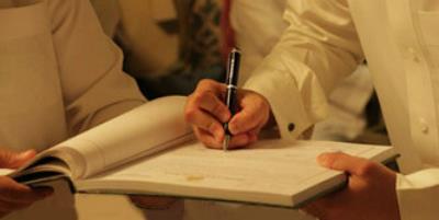 بينها اشتراط عدم استخدام مواقع التواصل.. مأذون أنكحة يروي مواقف غريبة واجهته أثناء إتمام عقود زواج 