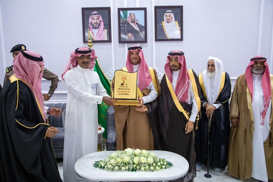 محافظ الأحساء يتفقّد مركز حرض ويلتقي بالأهالي