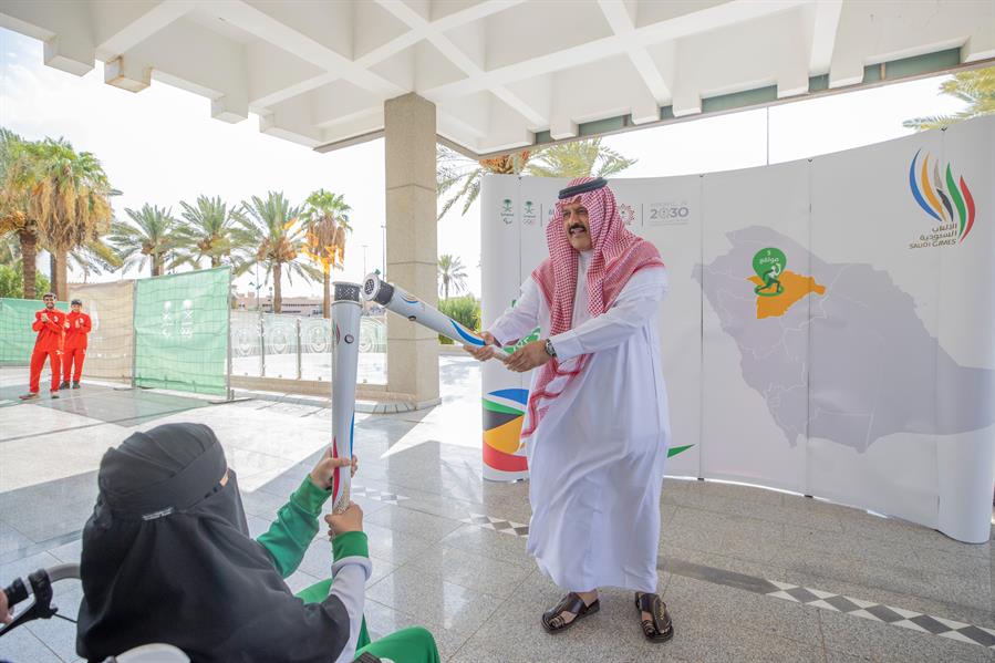 أمير حائل يتسلم شعلة دورة الألعاب السعودية
