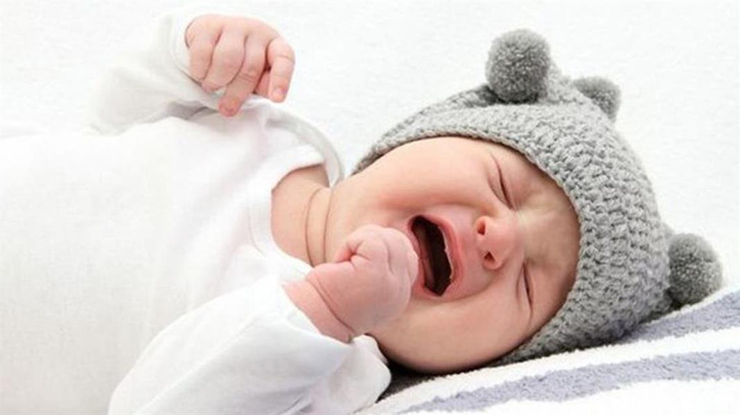 مصري يعتدي على رضيعته بالضرب.. ويتسبب لها بارتجاج بالمخ