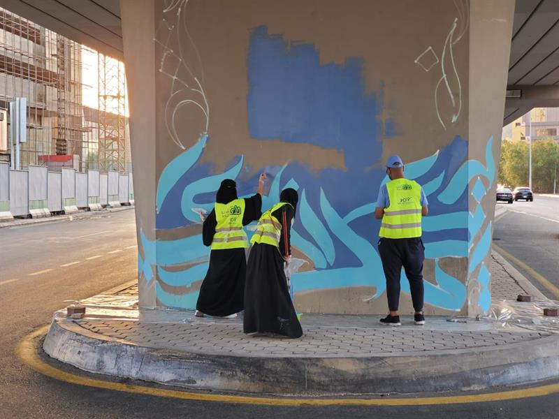 صور.. "أمانة جدة" تجمل الجسور بأعمال الموهوبين في الخط العربي 