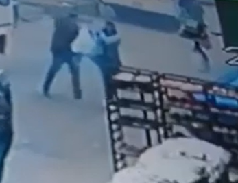  زوج يقتـل زوجته طعناً أمام المارة بسبب قضية خلع