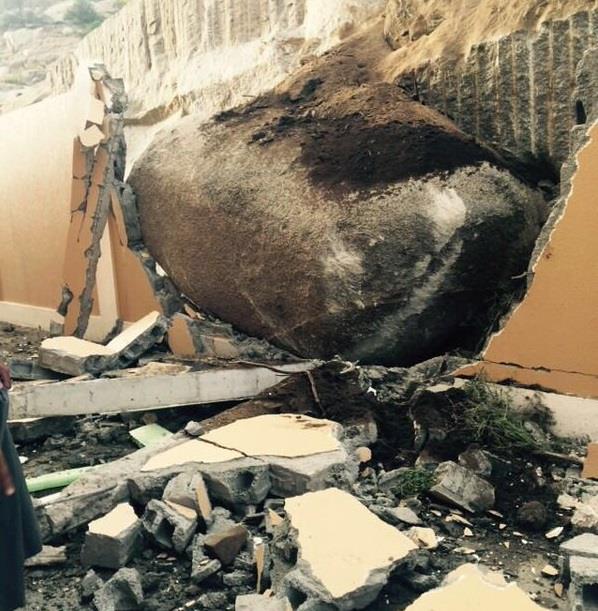 صخرة تهوي على مدرسة بالطائف وتدك سورها الخارجي