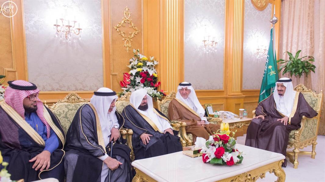 بالصور.. خادم الحرمين يستقبل الشيخ السديس